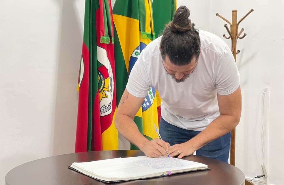 Presidente da Câmara, Cris Moraes, assume interinamente prefeitura de Canoas — Foto: Felipe Figueiró