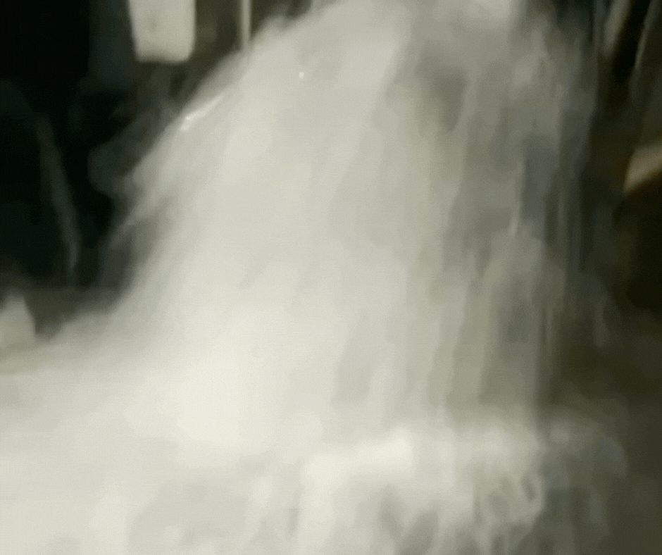 VÍDEO: rompimento de adutora forma 'cascata' em asfalto e afeta abastecimento de água em Joinville; veja bairros