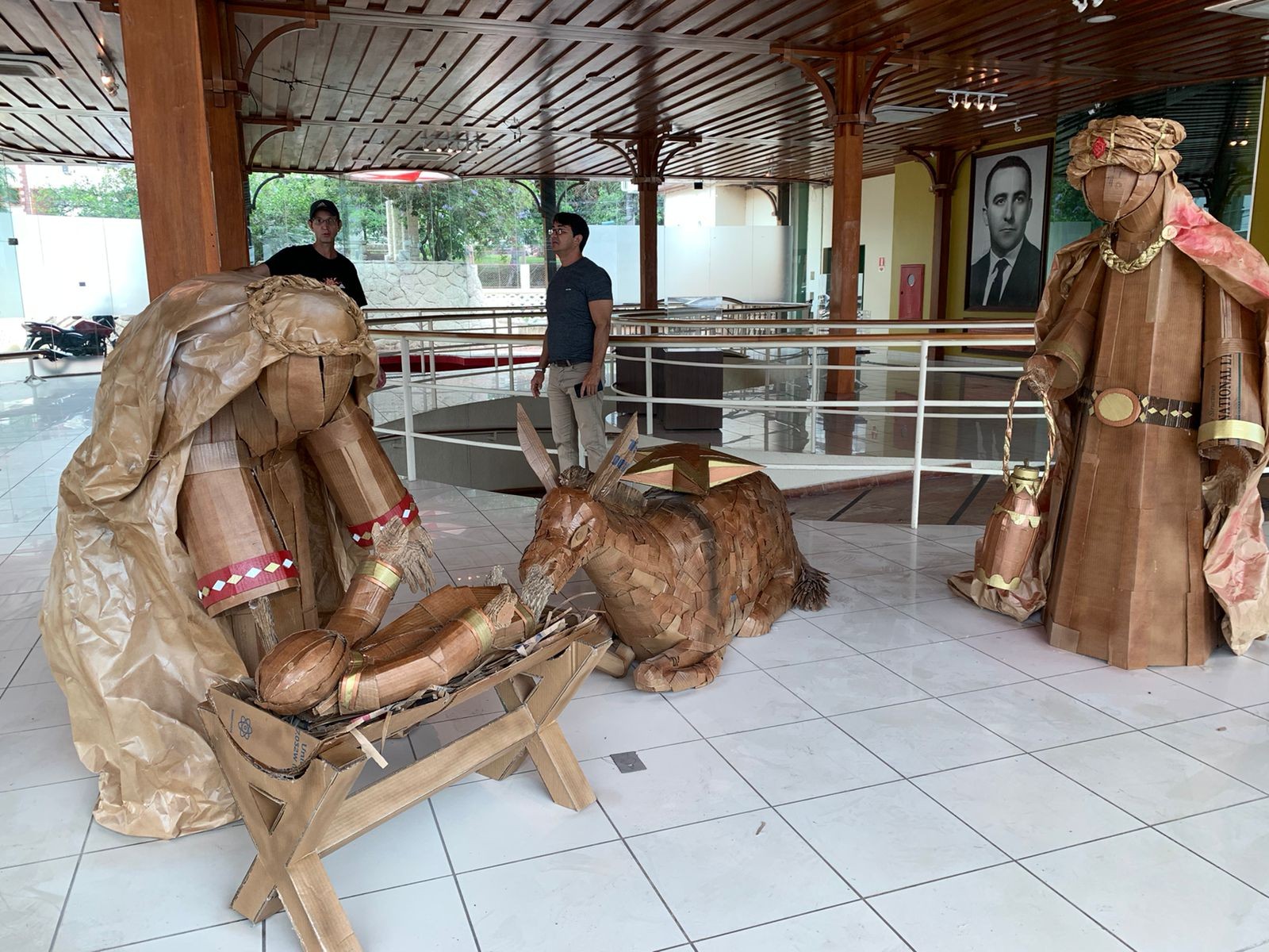 Artistas plásticos do Acre montam presépio sustentável com peças de papelão