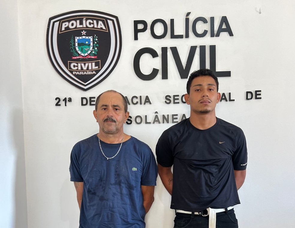À esquerda, José Wilton Félix Pereira, de 51 anos, namorado da vítima, e à direita o filho dele, Jaílson Targino, de 22 anos — Foto: Pedro Júnior