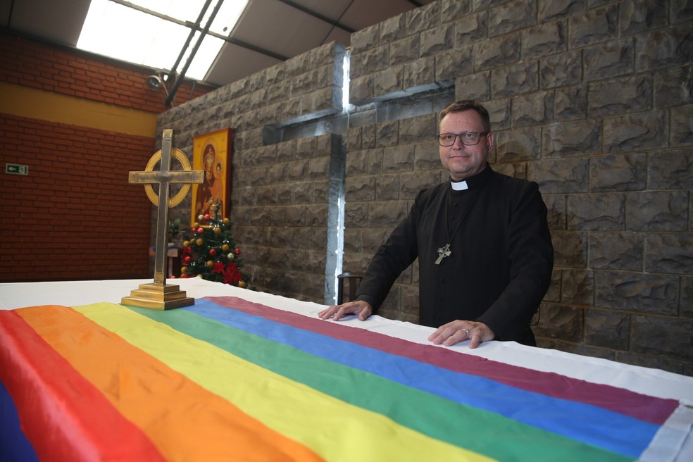 Auderli Sidnei Schroeder foi ordenado no último domingo (15) na Igreja Episcopal Anglicana, em Caxias do Sul — Foto: Porthus Junior/Agência RBS