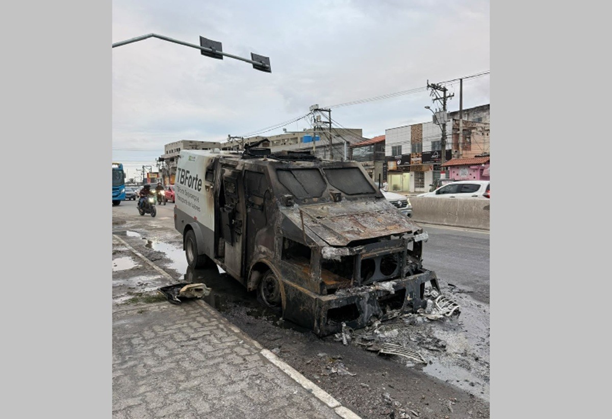 VÍDEO: Carro-forte fica em chamas na RJ-106, em Maricá