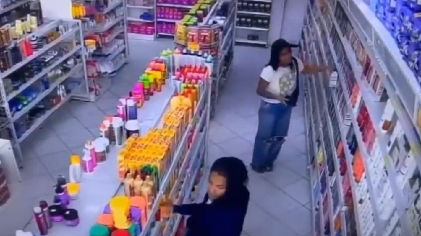 VÍDEO: duas mulheres entram em farmácia e furtam vários produtos desenfreadamente