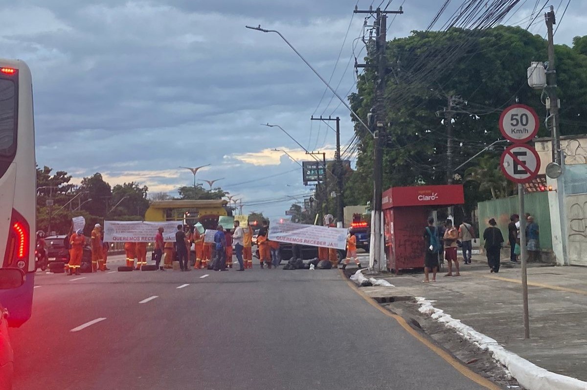 Manifestantes fecham av. Almirante Barroso em Belém