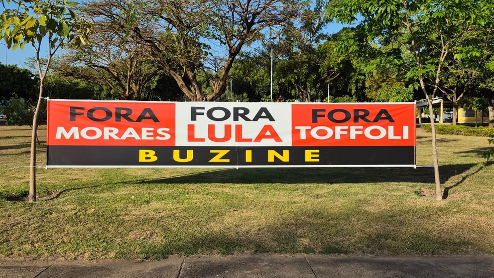 Os participantes também exibiram faixas com questionamentos aos senadores de Roraima e frases como “Fora Lula”, “Fora Moraes” e “Fora Toffoli”. — Foto: Nalu Cardoso/g1 RR