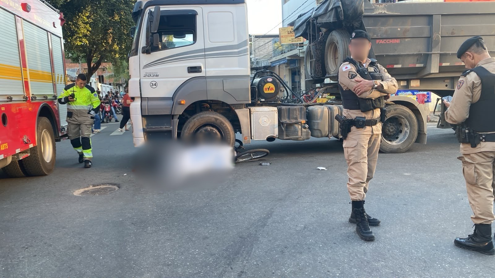 Ciclista morre atropelada por caminhão em cruzamento de Governador Valadares