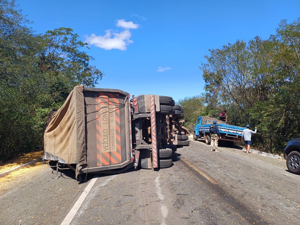 Carreta tomba e sofre colisão com carro de passeio na BR-316, em Inhuma — Foto: Divulgação/PRF