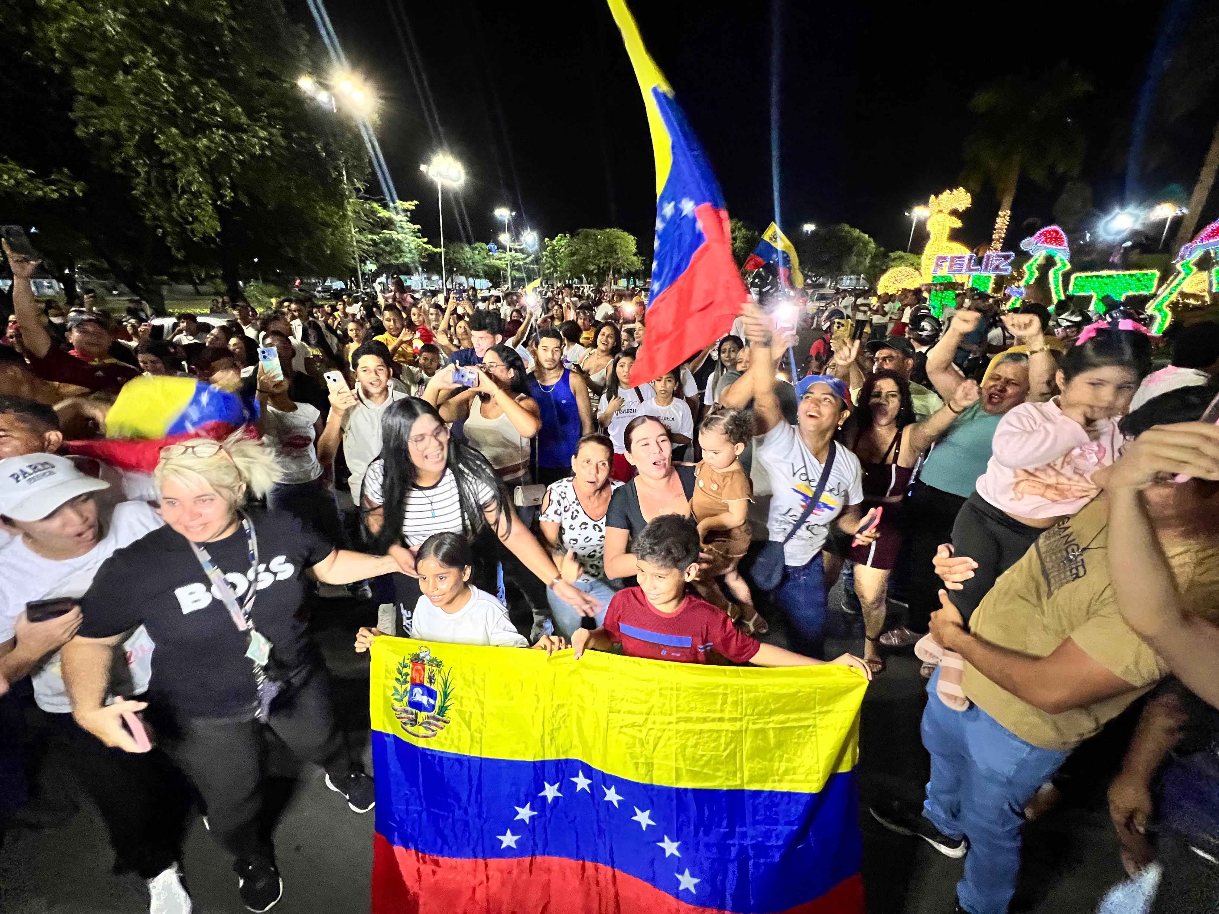 Migrantes em RR comemoram captura de Maduro em ato com gritos de ‘Venezuela livre’