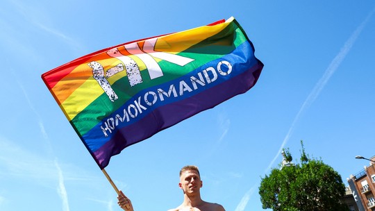 Milhares marcham por direitos LGBT+ na Hungria mesmo depois de proibição - Manifestantes ignoraram ameaças de prisão para marchar em Budapeste por direitos, transformando evento em grande protesto em massa contra o governo de Viktor Orbán