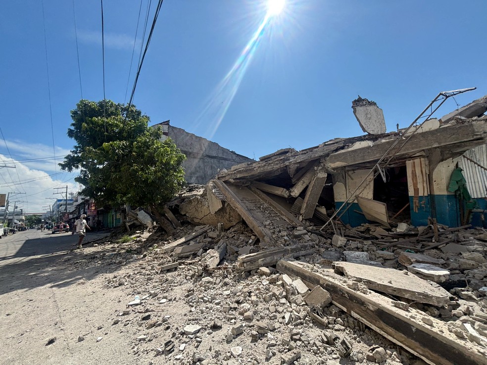 Pr&eacute;dio desabado ap&oacute;s um terremoto de magnitude 7,8 em General Santos, Ilha de Mindanao, Filipinas &mdash; Foto: Reuters