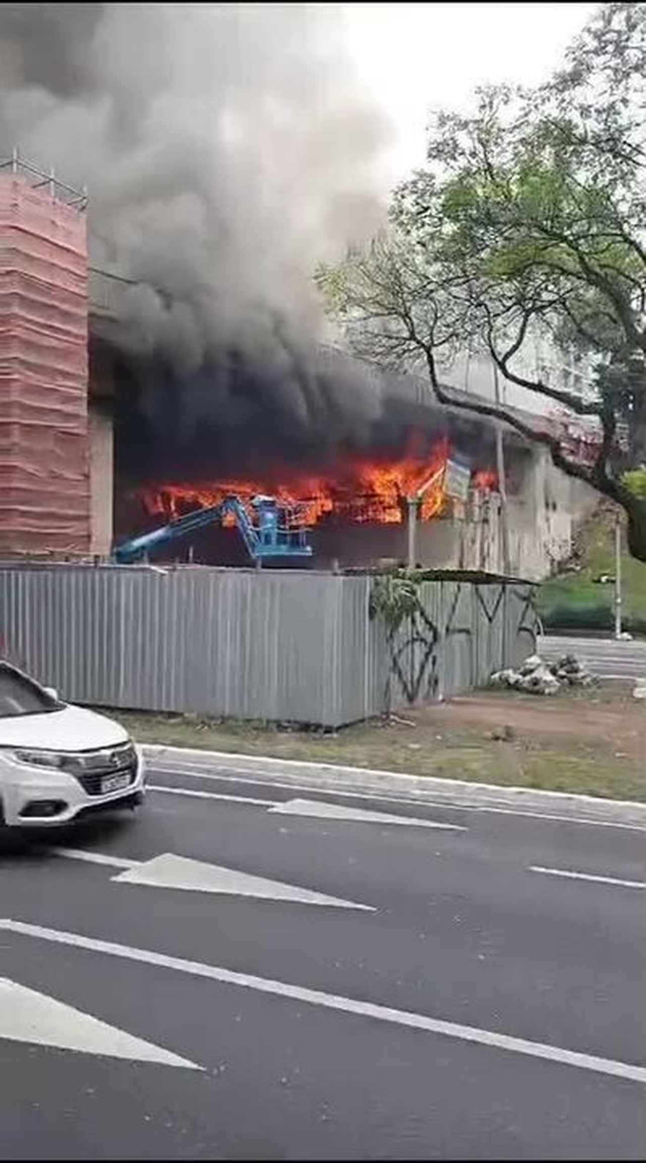 VÍDEO: Incêndio atinge viaduto na Avenida 23 de Maio, Centro de SP