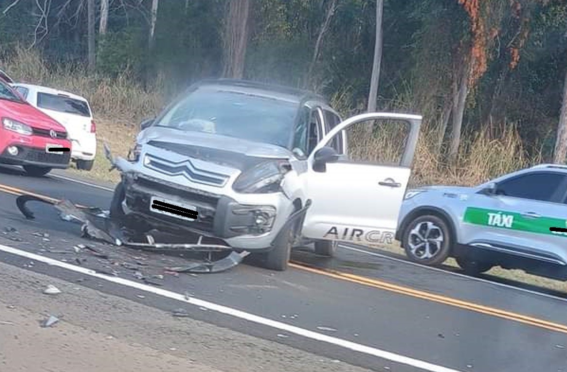 Carro capota após batida em Rodovia de São Pedro e três pessoas ficam feridas no acidente