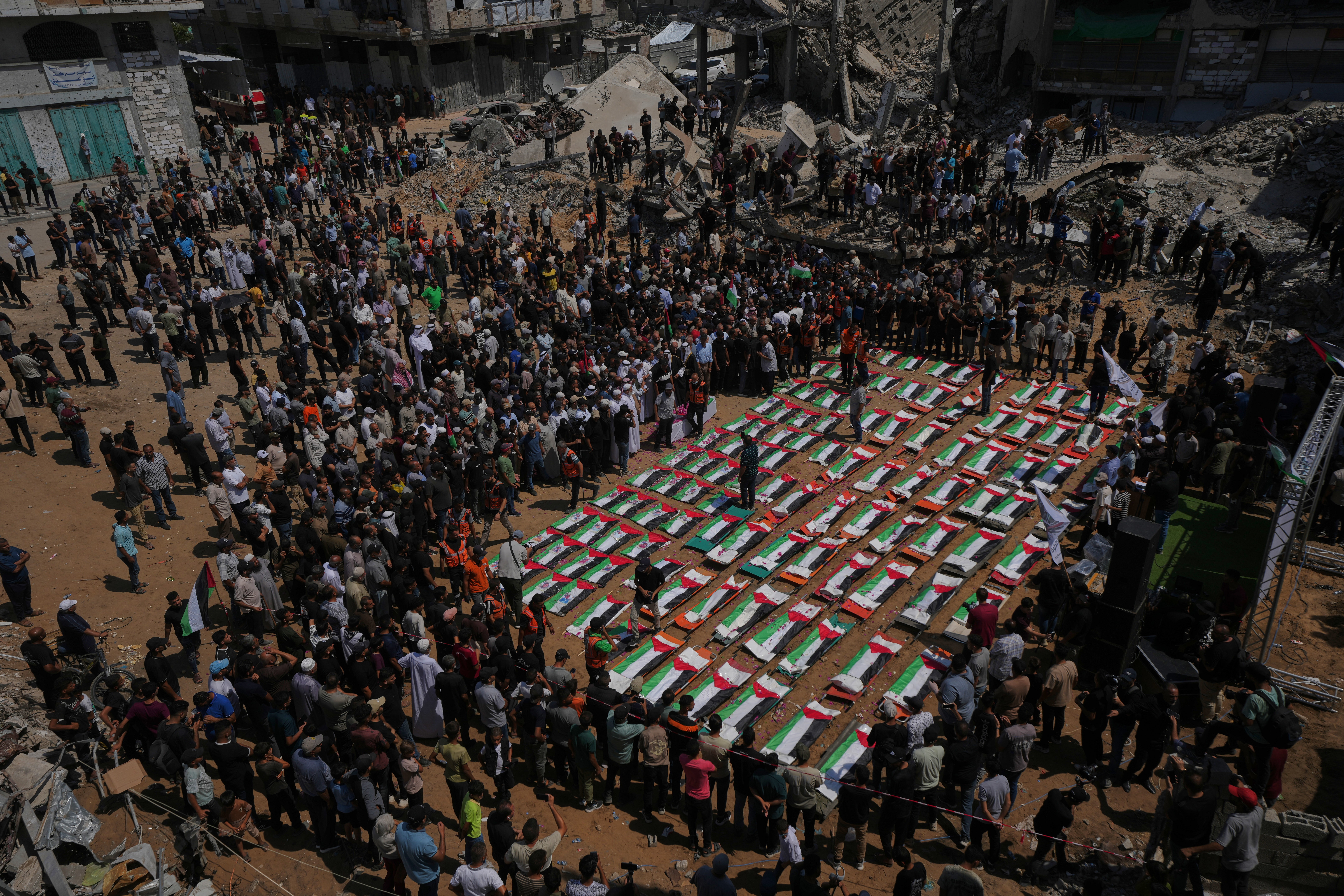 Palestinos realizam funeral coletivo de 112 corpos encontrados quase três anos após ataque em Gaza