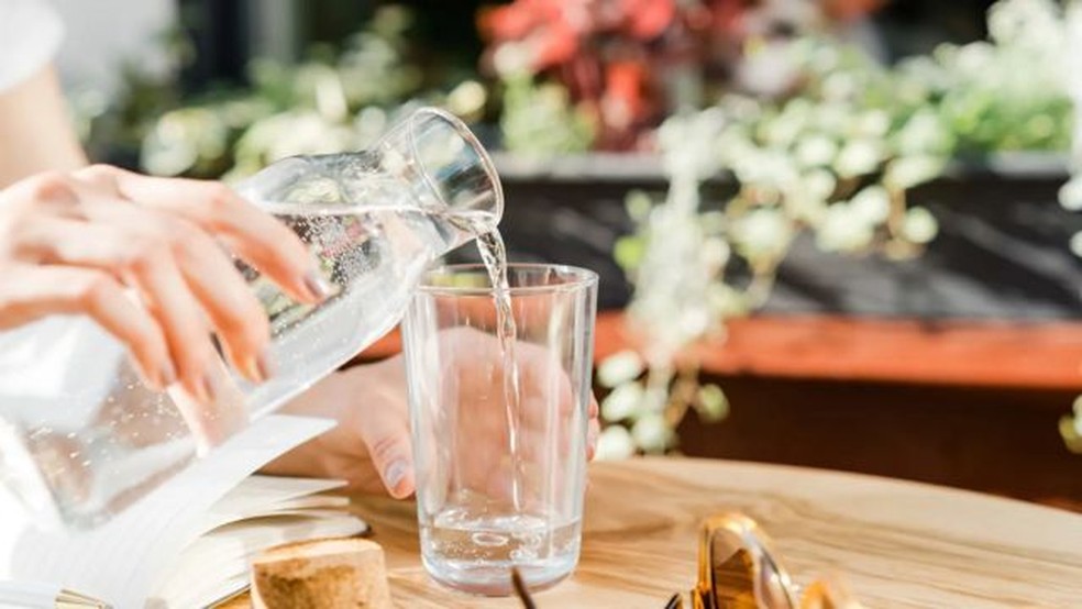 Beber &aacute;gua tamb&eacute;m &eacute; importante para o bom funciinamento do corpo e do c&eacute;rebro. &mdash; Foto: GETTY IMAGES