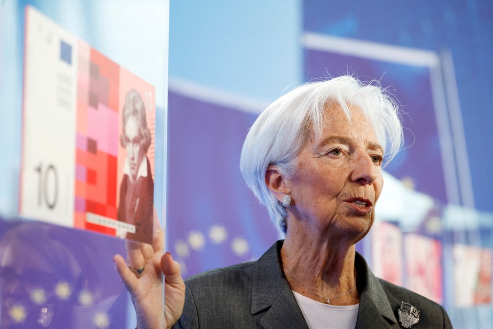 Presidente do Banco Central Europeu (BCE), Christine Lagarde, apresenta os desenhos finalistas das futuras cédulas de euro na sede do BCE, em Frankfurt. — Foto: REUTERS/Heiko Becker/File Photo