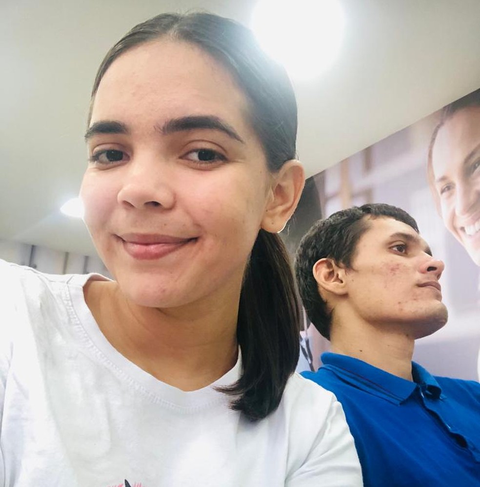 Adrielle está revoltada com a falta de respostas em relação ao crime cometido contra o irmão, Alison — Foto: Arquivo pessoal