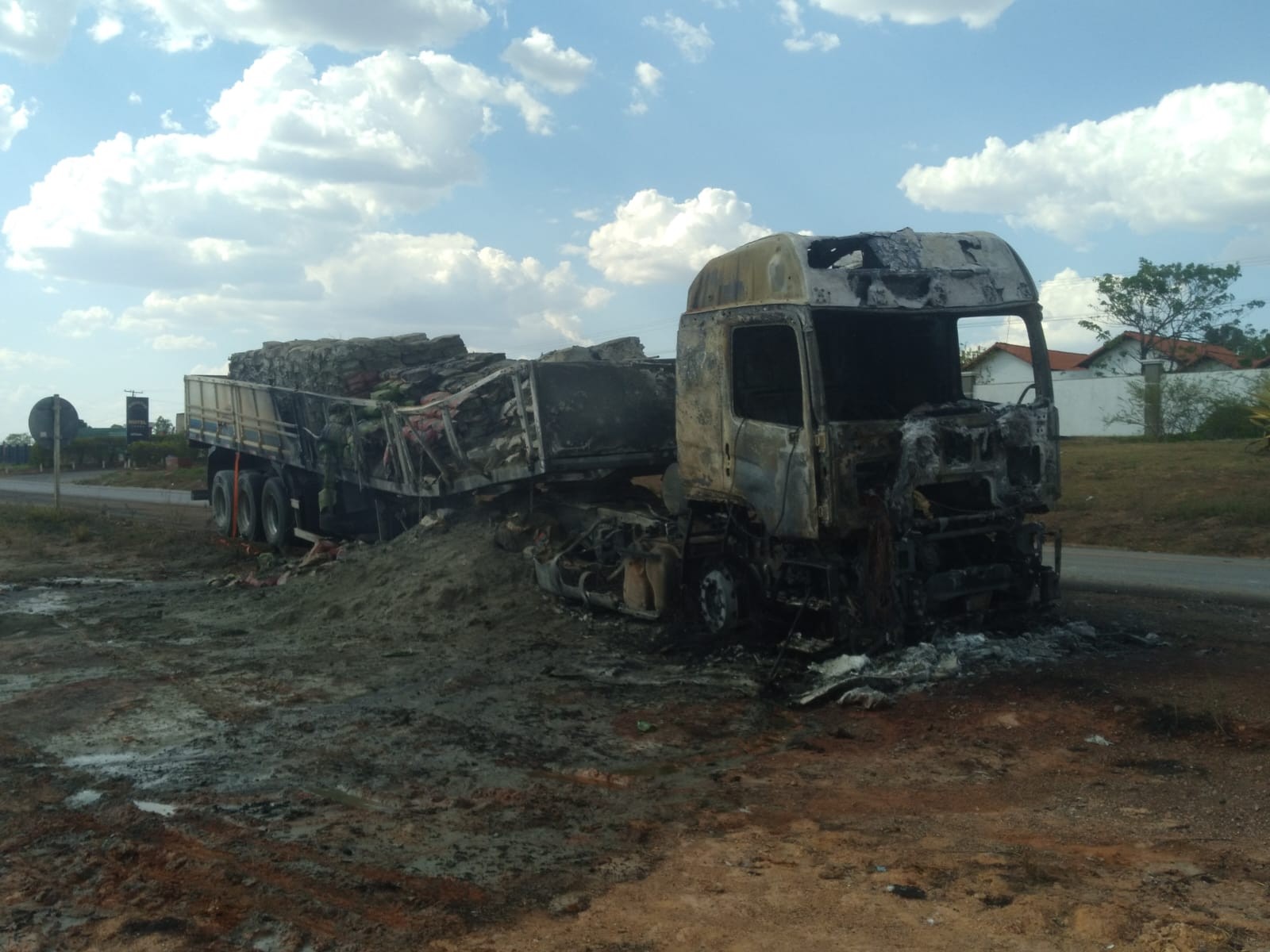 Carreta fica destruída após pneu estourar e causar incêndio na BR-251