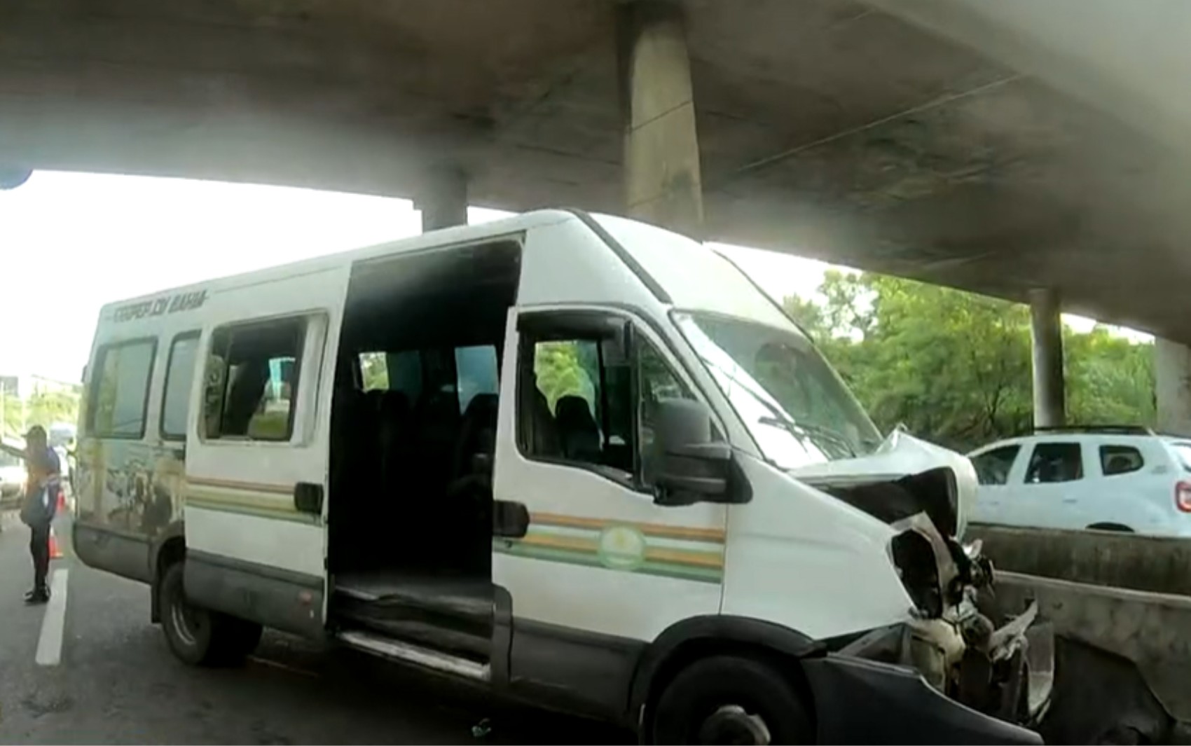 Vinte passageiros ficam feridos em acidente entre van e ônibus na BR-324, em Salvador
