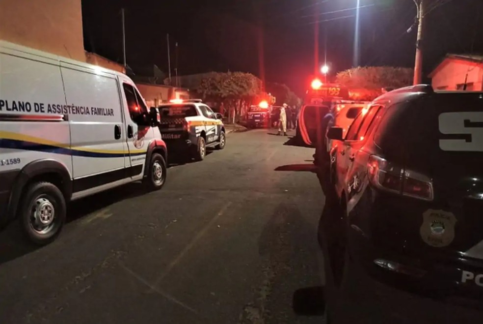 Polícia e perícia estiveram no local do crime. — Foto: Nova News