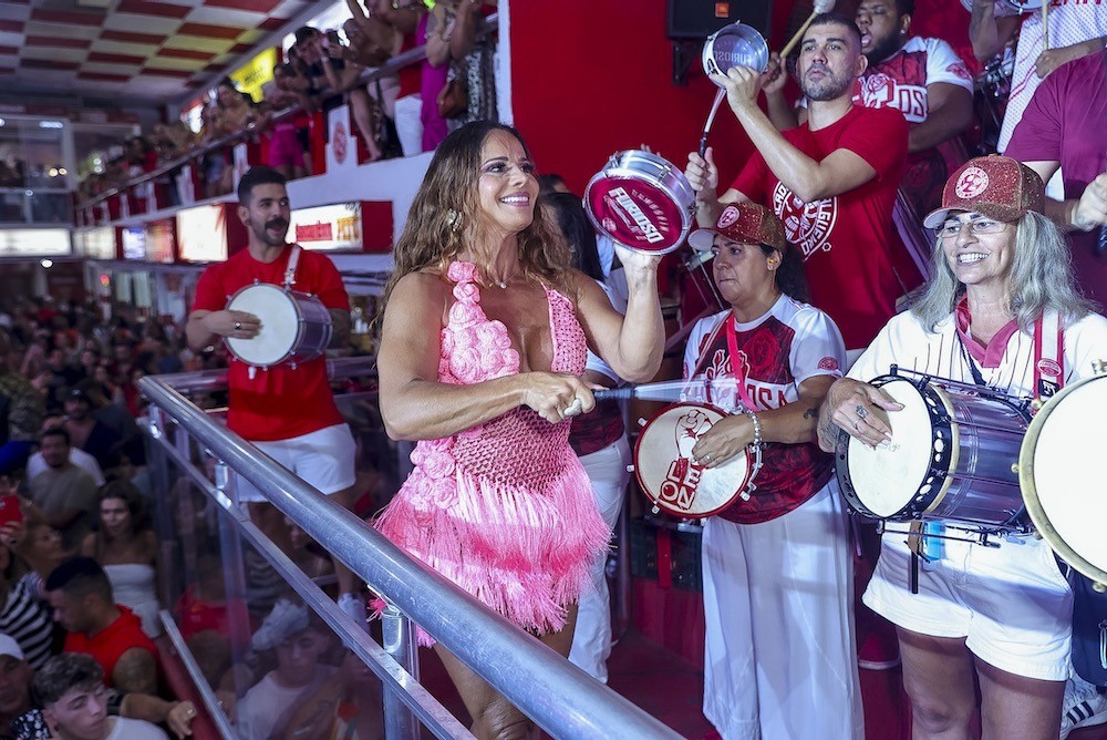 Viviane Araújo e time de musas participam de ensaio na quadra do Salgueiro
