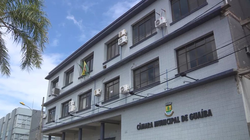 Assessores de vereadores em cidade do RS batem ponto e saem para dar aula de futebol e fazer compras, afirma MP