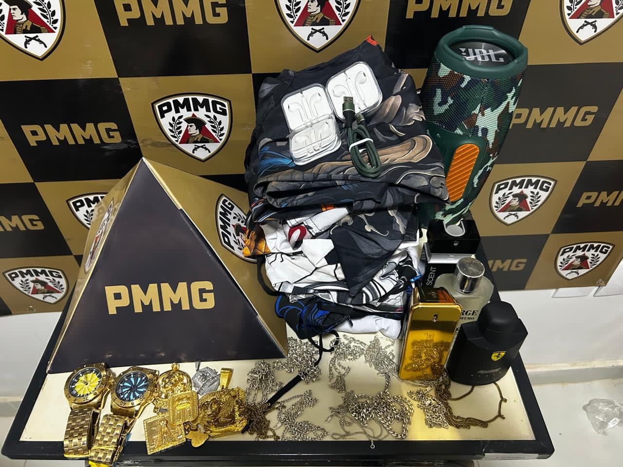 Usando semijoias e roupa furtadas de loja, homem é preso enquanto corria para plantação de café