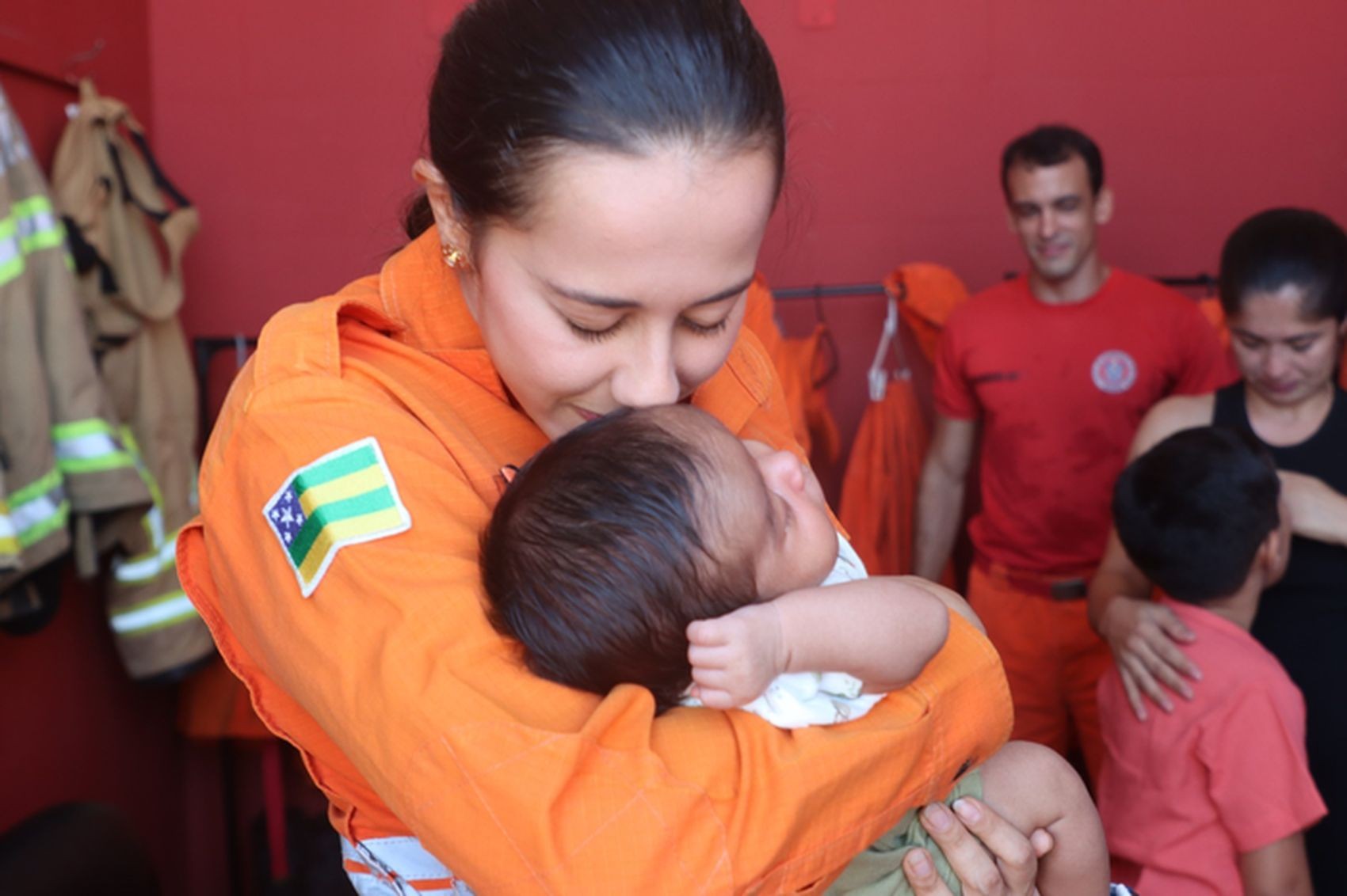 Bebê engasgado é resgatado pelo Corpo de Bombeiros durante ocorrência de incêndio em Socorro