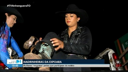 Conheça o trabalho das madrinheiras, mulheres que ajudam os peões durante os rodeios