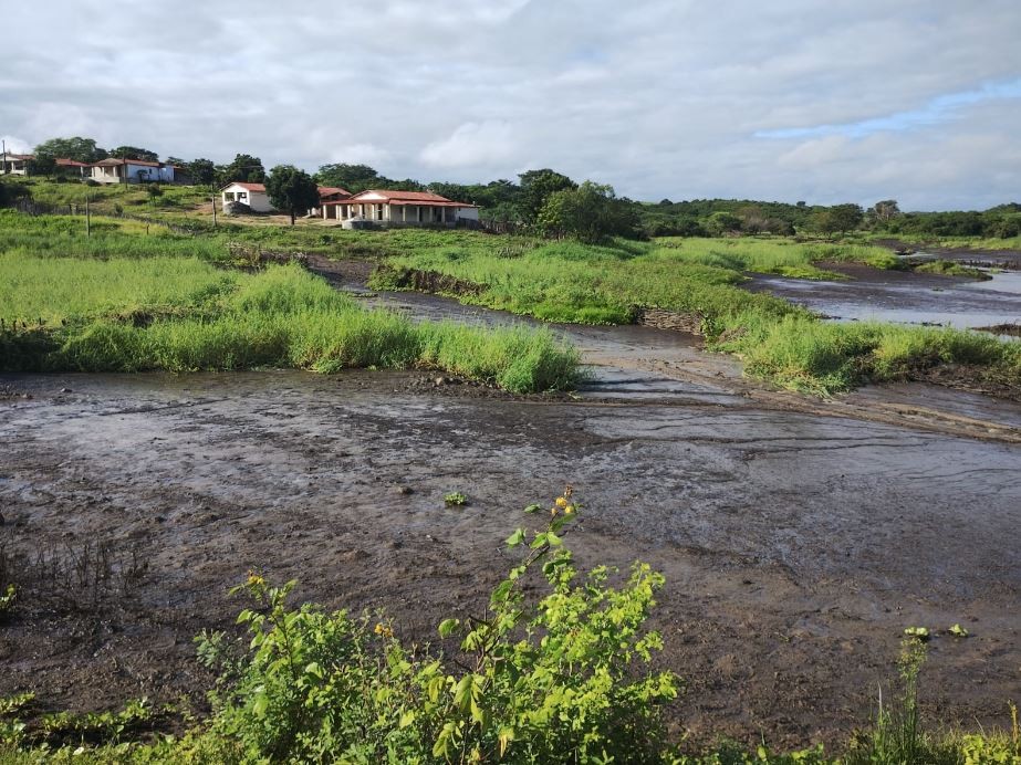 Após forte chuva, barragem rompe e água assusta moradores de cidade no Ceará 