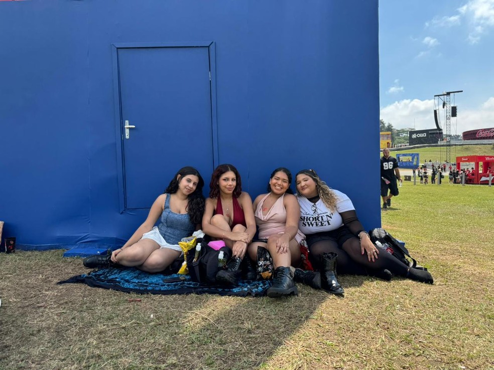 Raquel de Andrade e amigas vieram especialmente para ver Sabrina Carpenter — a principal atração do dia. — Foto: João de Mari/g1