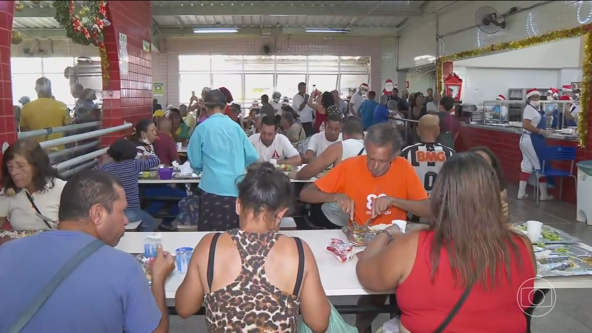 Voluntários servem almoço de Natal especial 