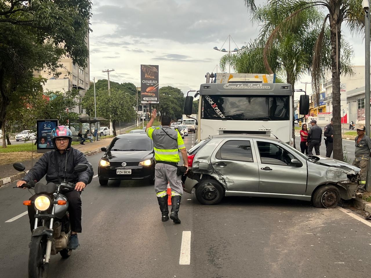 Acidente entre caminhão e carro causa congestionamento na Avenida Prestes Maia, em Campinas 