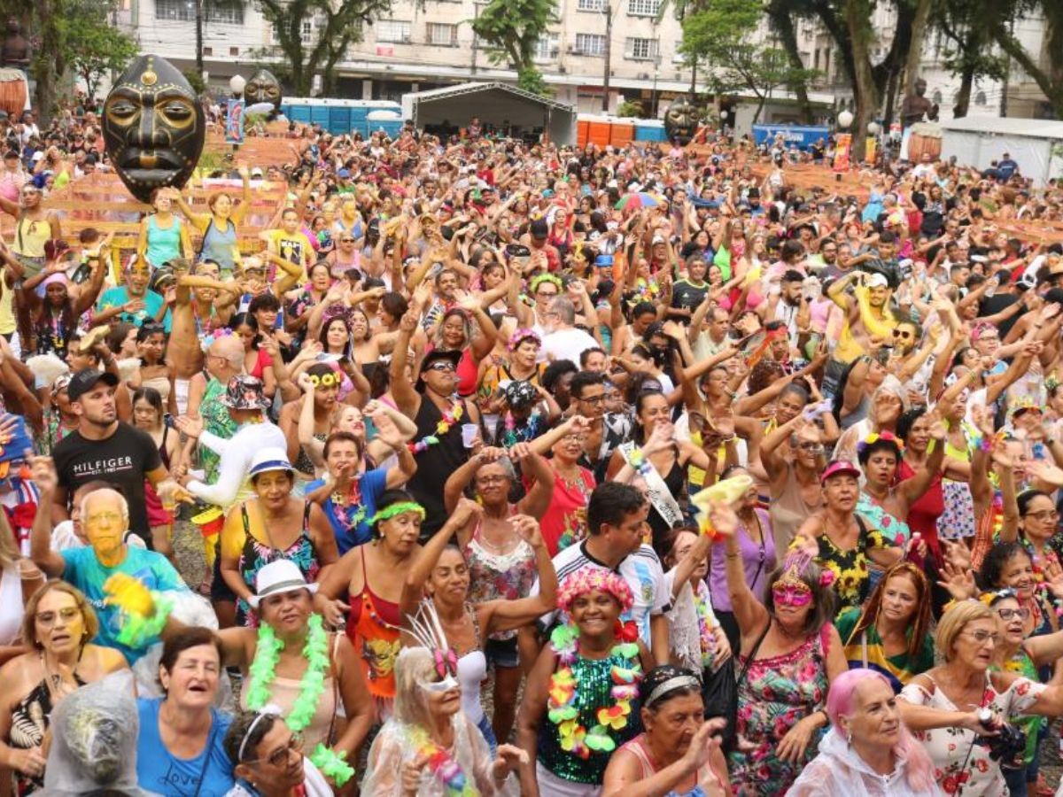 Carnaval de rua em Santos fecha vias do Centro; confira horários e rotas alternativas