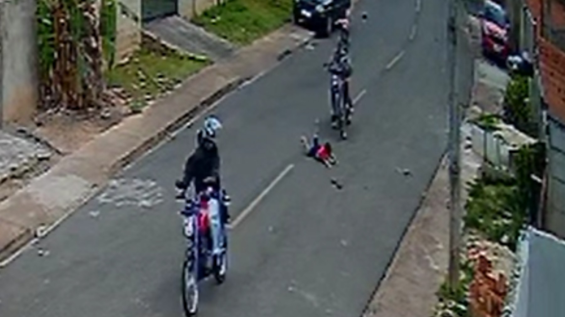 VÍDEO: criança de 3 anos é atropelada por adolescentes em motos enquanto brinca na rua com familiares, no PR