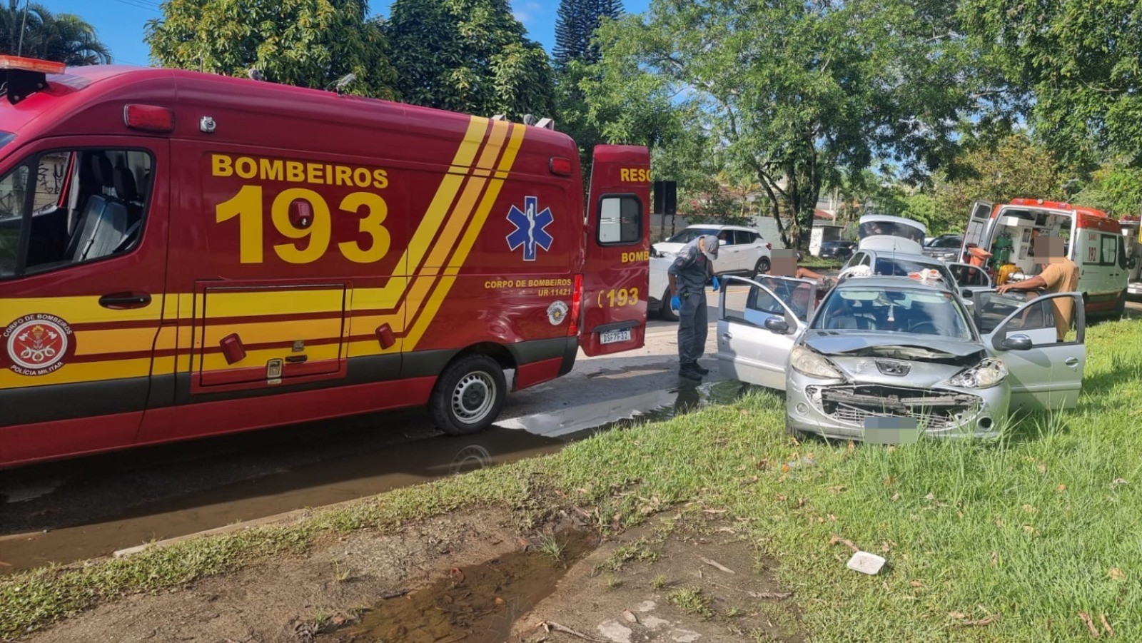 Acidente entre dois carros deixa cinco turistas feridos na rodovia Rio-Santos, em Ubatuba