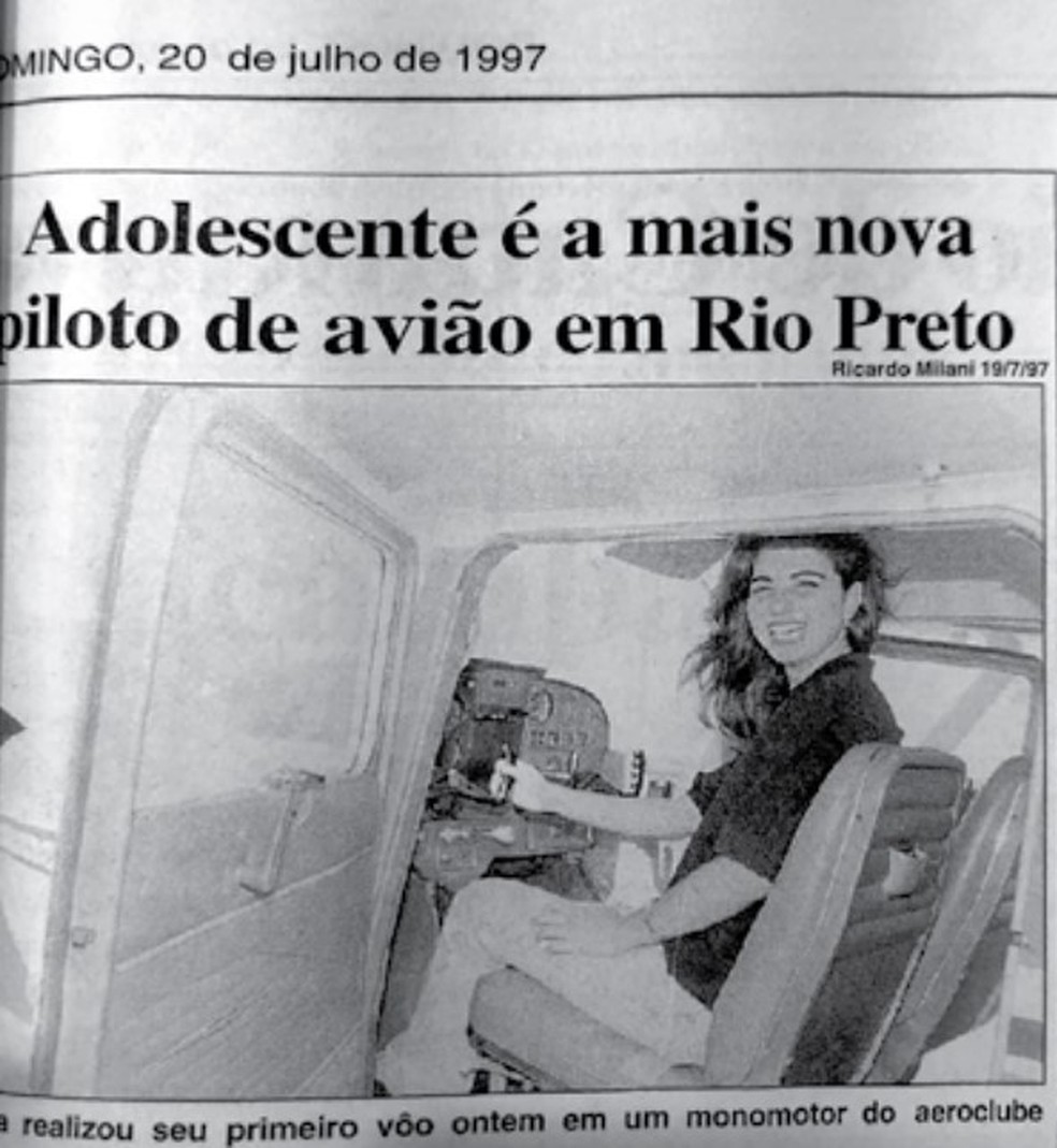 Karina Buchalla Lutkus quando pilotou monomotor pela primeira vez foi destaque em jornal regional — Foto: Reprodução/Diário da Região