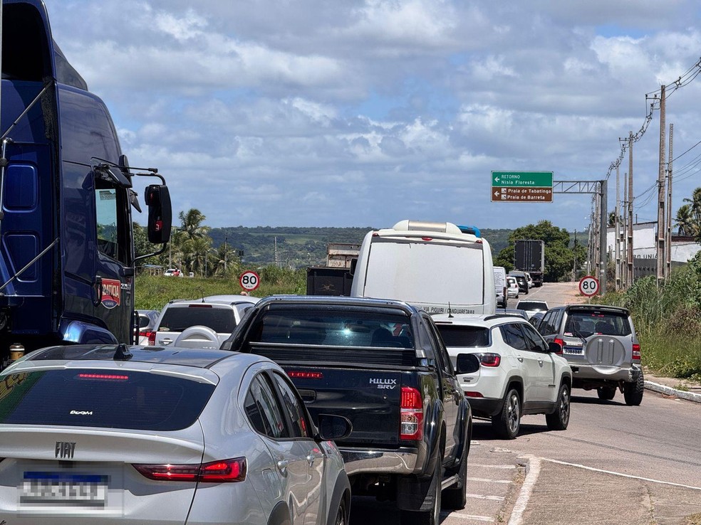 Caminhão carregado com cimento tomba, e congestionamento se forma na BR-101 na Grande Natal — Foto: Vinicius Marinho/Inter TV Cabugi