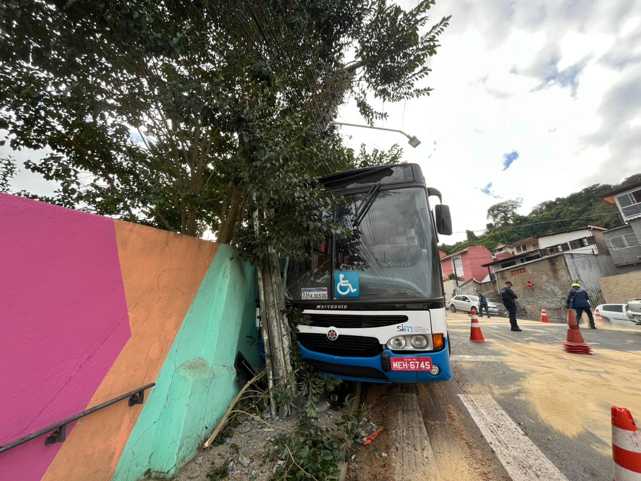 Ônibus colide com poste e derruba fiação energizada sobre via de Florianópolis