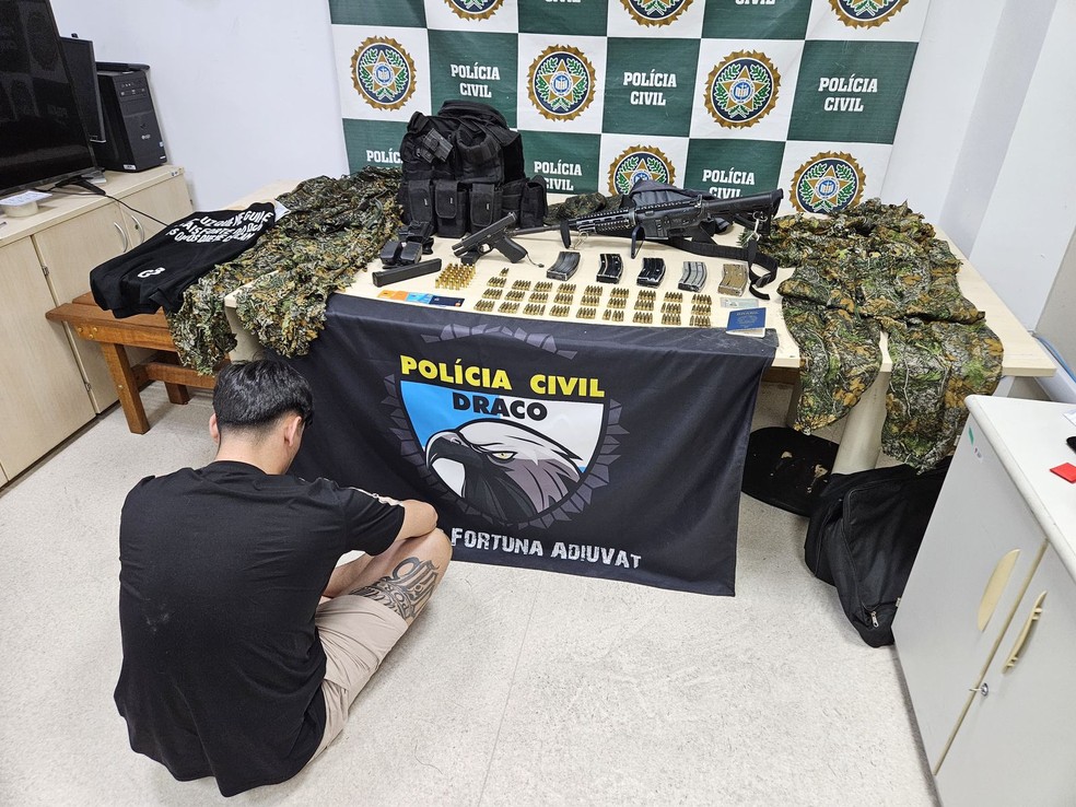 Com Gabriel Munhe, o GB, policiais da Draco e Ssinte encontraram fuzil, pistola e munição — Foto: Reprodução