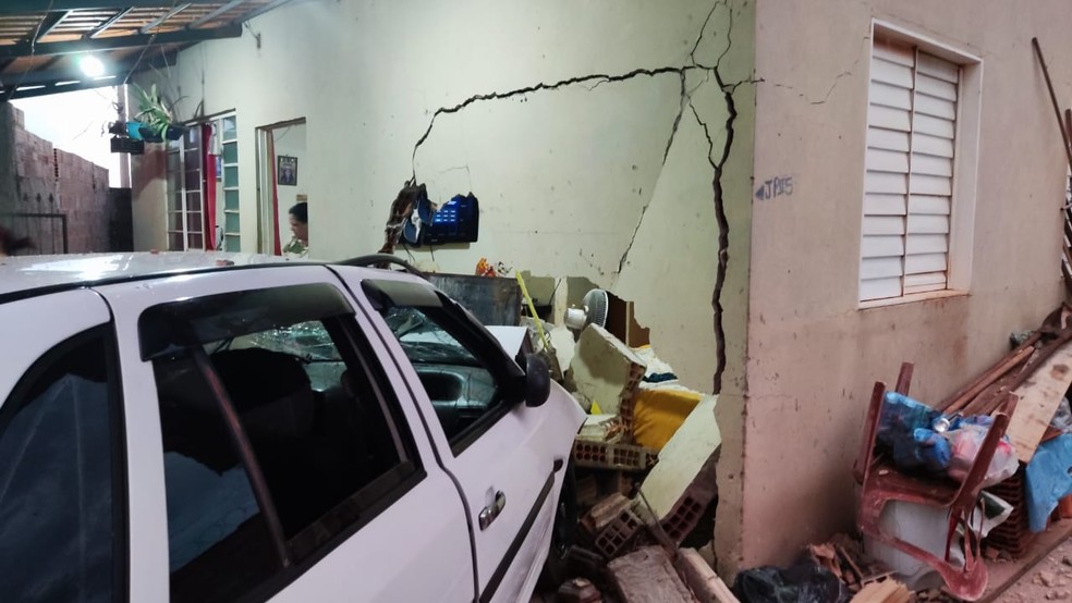 Moradora foi atingida e levada ao Hospital Frei Gabriel — Foto: Corpo de Bombeiros/Divulgação