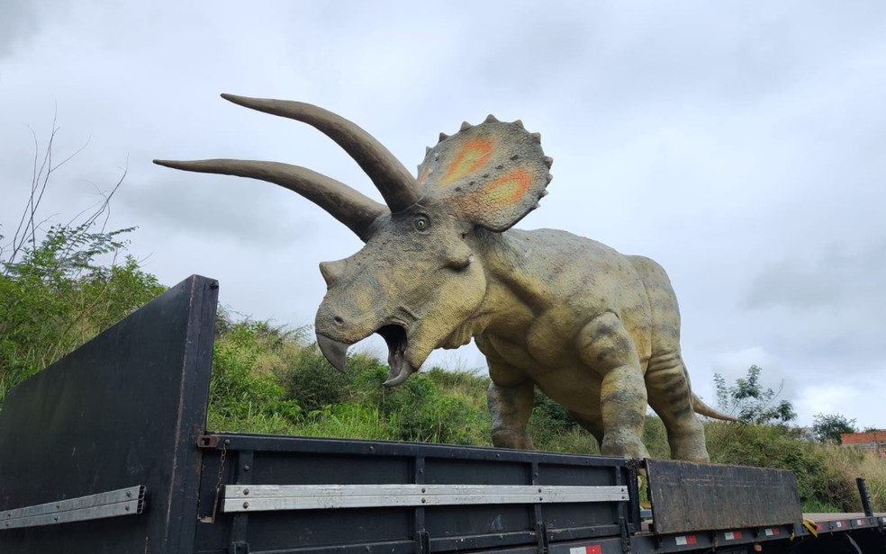 Triceratops em cima de caminhão — Foto: Arquivo Pessoal