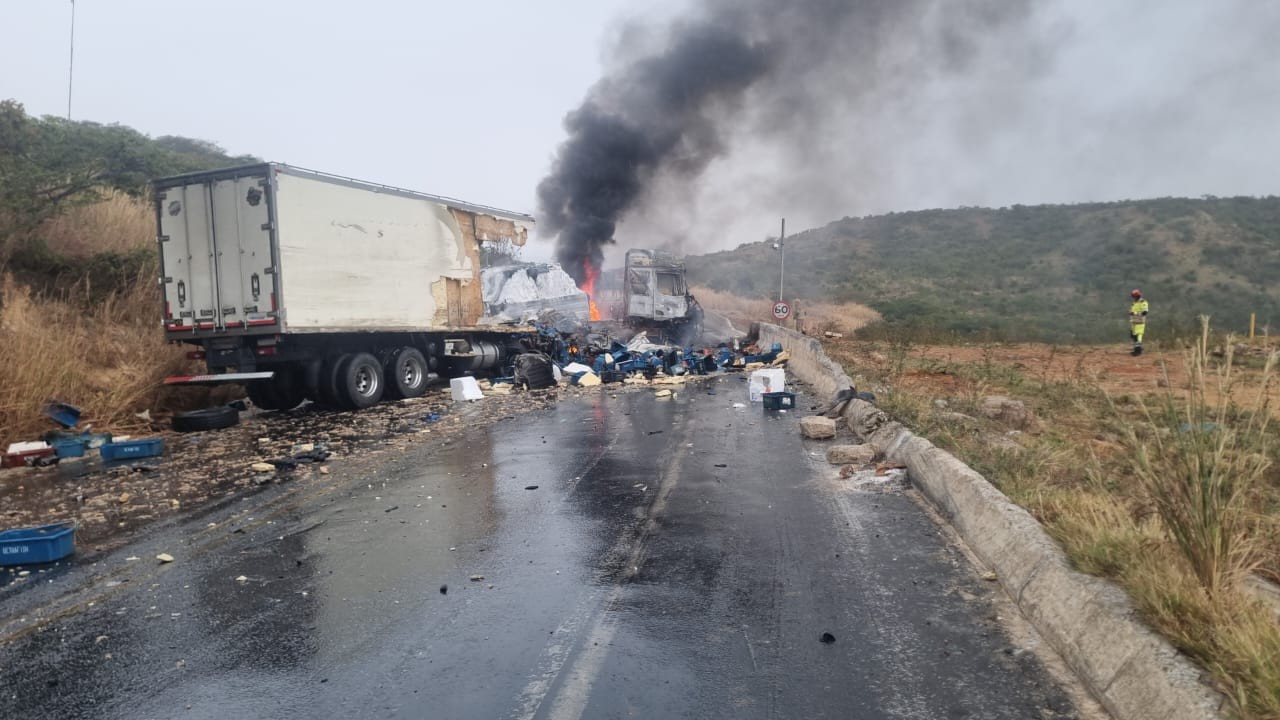 Trânsito na BR-251 é liberado após grave acidente entre caminhão e duas carretas em Francisco Sá