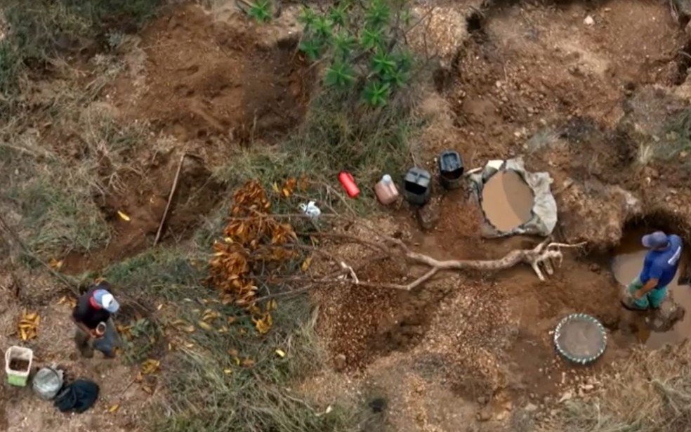Polícia Civil investiga garimpeiros que invadiram fazenda para extrair cristais de forma ilegal, em Goiás — Foto: Reprodução/TV Anhanguera