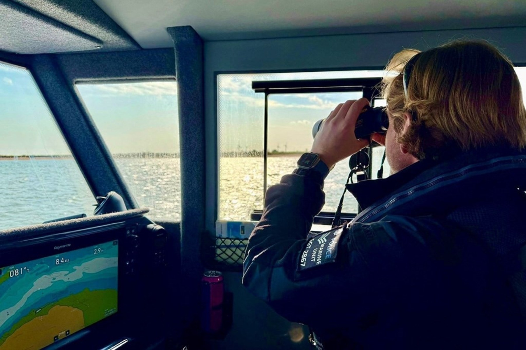 Familiares de brasileira fazem percurso de barco que ela pode ter feito quando desapareceu na Inglaterra