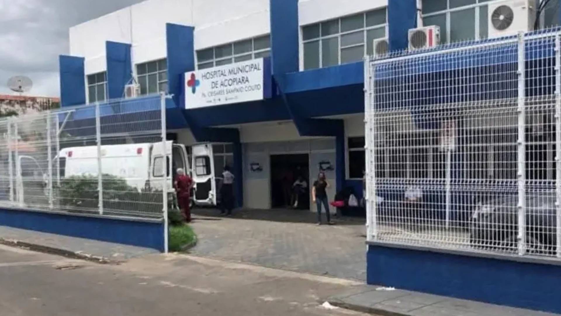 Recém-nascido fica com forte ferimento roxo na mão após receber medicação na veia em hospital; imagem forte