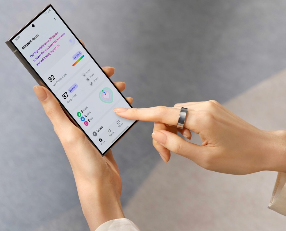 Galaxy Ring em uso com o app Samsung Health — Foto: Divulgação