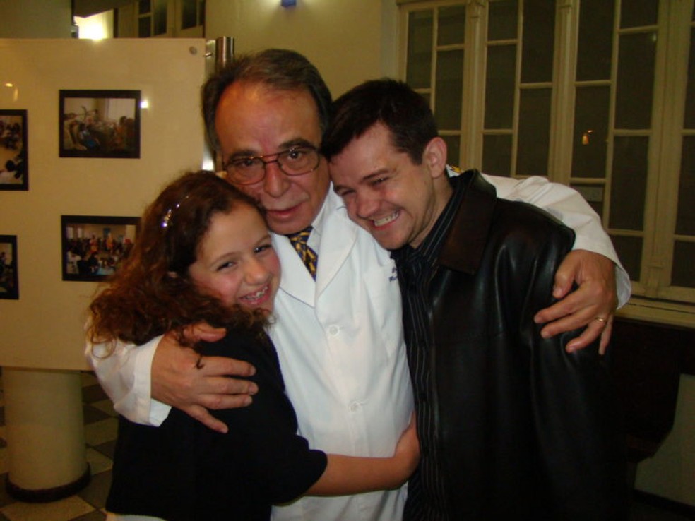 Doutor Eurípides ao lado de Gabriela e do irmão dela — Foto: Hospital Pequeno Príncipe
