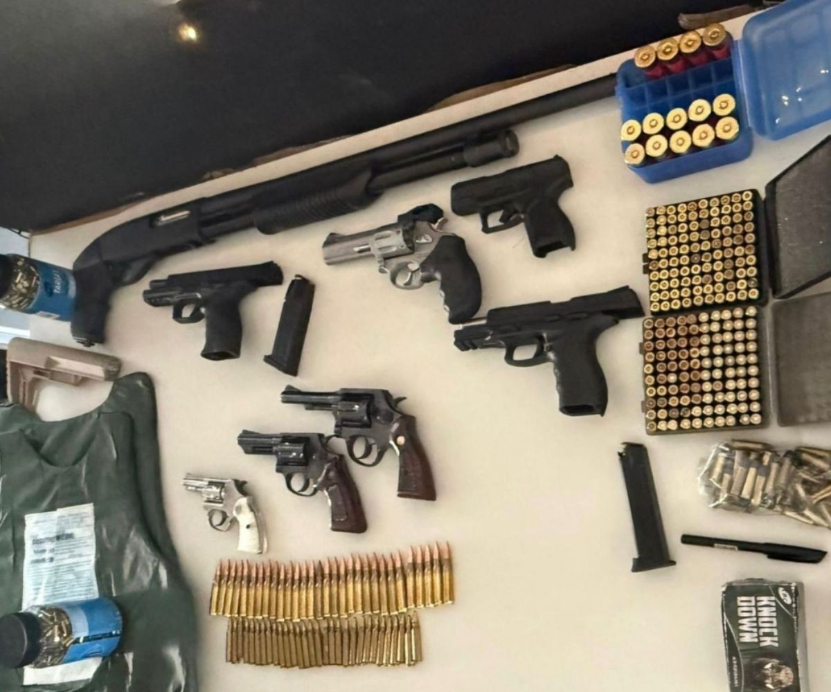 PM encontra cofre 'recheado' com armas e municões e prende homem em Campinas