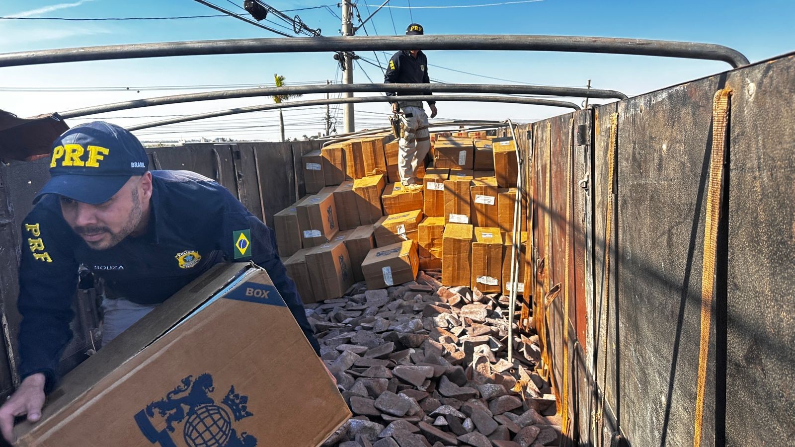 Carreta carregada com cigarros contrabandeados do Paraguai é apreendida em rodovia do interior de SP