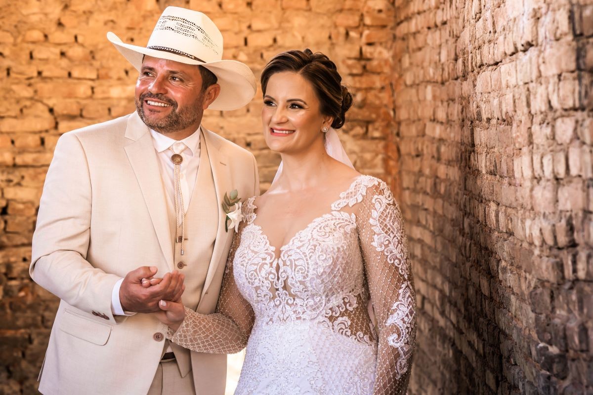 Casal que perdeu antigos noivos em acidentes de trânsito na mesma avenida celebra 1 ano de casamento